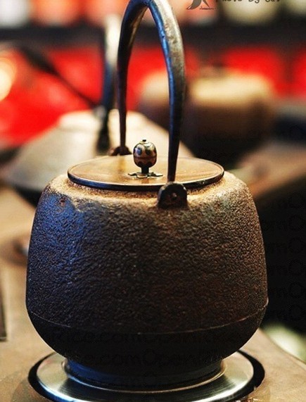     王德傳茶莊的故事從1862年開始，創(chuàng)建人王俺尚於清同治年間由福建晉江渡海來臺，在臺南府城創(chuàng)立 了第一家茶莊。經(jīng)過了幾個世代，目前的經(jīng)營者找了廣告界的朋友，將自家茶莊重新打造，建立了王德傳 這個品牌，同時，打造位於臺北長春路的首間形象店。